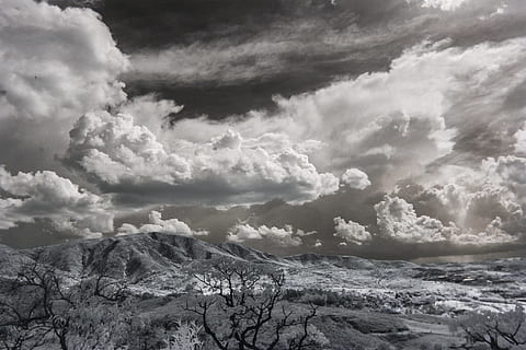 Schnee, bedeckt, Bäume, Cumulonimbus-Wolken, Schwarz und weiß, Wolken, dunkle Wolken, dramatisch, Dramatischer Himmel, Wald, Landschaft, Berg, Berge, Natur, fotografieren, Felsen, Meer, schneebedeckte Berge, Schneesturm, schneebedeckt, schneebedeckter Berg, schneebedeckter Gipfel, Sturm, stürmisch, Wetter, Weiß, Winter, wolke - himmel, Himmel, Schönheit in der Natur, Szenen - Natur, keine Leute, ruhige Szene, Ruhe, Umgebung, Tag, Nicht-städtische Szene, draußen, Wolkengebilde, Land, Fernbedienung, idyllisch, bedrohlich, Kraft in der Natur, 1080P, CC0, gemeinfrei, lizenzfrei