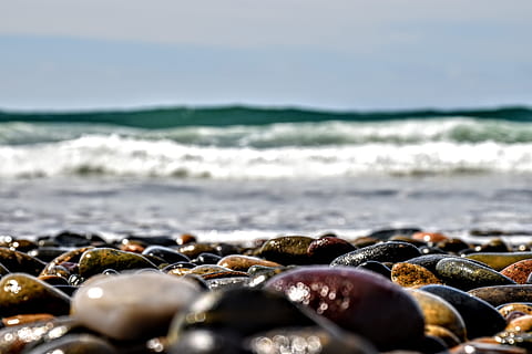 plajă, roci, concentra, un unghi mic, unghi, valuri, ocean, mare, apă, natură, coastă, stâncă, peisaj, peisaj marin, cer, nori, nisip, albastru, pietre, vară, litoral, malul marii, teren, val, mişcare, prundiș, suprafață, solid, nici o persoana, zi, frumusețe în natură, grup mare de obiecte, selectiv, obiect de piatră, piatră, abundenţă, în aer liber, 5K, CC0, domeniu public, fără drepturi de autor