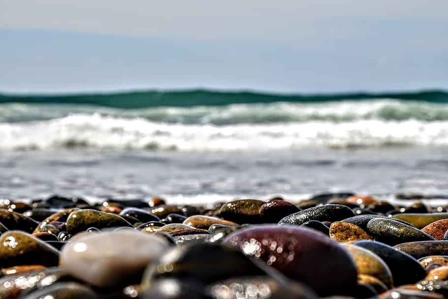 plaża, skały, skupiać, mały kąt, kąt, fale, ocean, morze, woda, Natura, Wybrzeże, skała, krajobraz, pejzaż morski, niebo, chmury, piasek, niebieski, kamienie, lato, linia brzegowa, pobrzeże, wylądować, fala, ruch, kamyk, poziom powierzchni, solidny, żadnych ludzi, dzień, piękno natury, duża grupa obiektów, selektywne skupienie, kamień - przedmiot, kamień, obfitość, na dworze, 5K