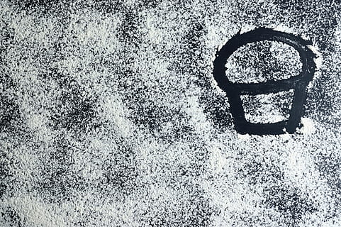 rå, mel, bord, hvid, baggrund, tegning, festival, madlavning, symbol, ingrediens, mad, bage, køkken, forberedelse, bagværk, hjemmelavet, støv, abstrakt, hvede, struktur, sort, opskrift, smag, form, brød, muffin, dag, ingen mennesker, høj vinkel visning, natur, sollys, udendørs, skygge, jord, geometrisk form, tæt på, cirkel, metal, enkelt objekt, sport, transportmidler, ro, by, tekstureret, stilleben, beton, 5K, CC0, offentligt domæne, royaltyfrie
