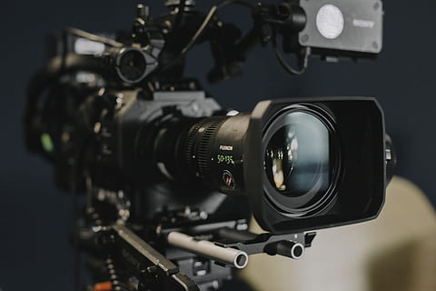 juoda pečių tvirtinimo kamera, technologijos, filmų industrija, televizijos kamera, objektyvas - optinis prietaisas, fotoaparatas - fotografijos įranga, fotografijos temos, meno kultūra ir pramogos, patalpose, Iš arti, filmas, objektyvo akis, sutelkti dėmesį į naujas žinias, vaizdo kamera, industrija, namų vaizdo kamera, žiniasklaida, vaizdo įrašas, studija, transliavimo, filmavimas, skaitmeninė kamera, juodas fonas, kameros operatorius, 5K, CC0, Viešasis domenas, nemokamai