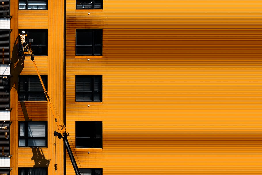 uomo, finestra dell'edificio, esterno dell'edificio, architettura, struttura costruita, colore arancione, finestra, giallo, costruzione, giorno, all'aperto, persone reali, quartiere residenziale, luce del sole, città, natura, occupazione, caratteristica della parete, copia spazio, 4K