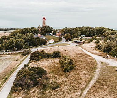 bianca, Casa, pavimentare, strada, lontano, faro, architettura, nuvole, luce del giorno, erba, orizzonte, case, paesaggio, natura, strade, panoramico, mare, riva del mare, cielo, alberi, pianta, direzione, albero, struttura costruita, esterno dell'edificio, mezzi di trasporto, la strada davanti, guida, Torre, giorno, nessuno, costruzione, crescita, acqua, nuvola - cielo, all'aperto, 5K, CC0, dominio pubblico, privo di copyright