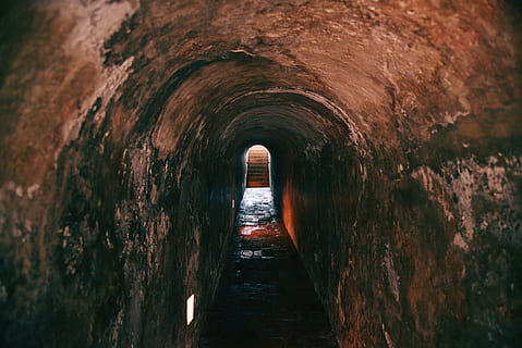 tunnelbane, arkitektur, vejen frem, retning, indendørs, ingen mennesker, dag, bygget struktur, faldende perspektiv, tunnel, bue, vand, natur, murbygningsfunktion, hav, tom, gammel, forvitret, træ - materiale, forringelse, lys ved enden af ​​tunnelen, lang, 4K, CC0, offentligt domæne, royaltyfrie