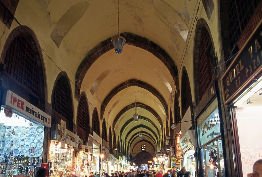 gall dindi, Istanbul, arquitectura, estructura construïda, arc, sostre, il·luminat, ciutat, equips d’il·luminació, persones incidentals, exterior de l'edifici, grup de persones, turisme, viatjar, destinacions de viatge, edifici, història, el passat, negocis, a l'aire lliure, dia, columna arquitectònica, 4K