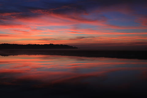cos, aigua, blau, vermell, groc, cel del capvespre, núvols, alba, naturalesa, reflexió, cel, sortida del sol, posta de sol, tranquil·litat, núvol - cel, bellesa a la natura, escenics - natura, escena tranquil·la, color taronja, llac, idíl·lic, cap gent, davant del mar, cel dramàtic, escena no urbana, silueta, majestuós, cel romàntic, 5K, CC0, domini públic, lliure de regalies