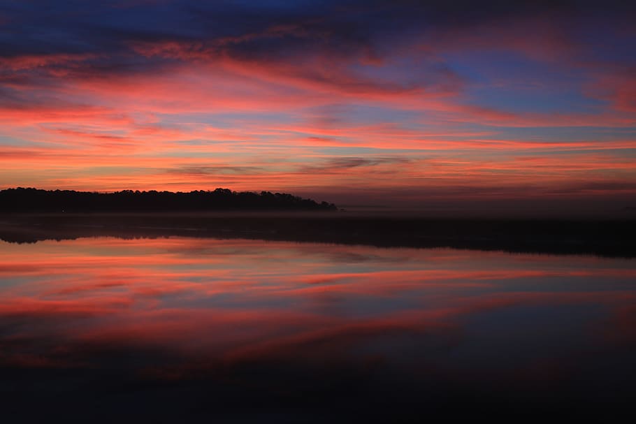 cos, aigua, blau, vermell, groc, cel del capvespre, núvols, alba, naturalesa, reflexió, cel, sortida del sol, posta de sol, tranquil·litat, núvol - cel, bellesa a la natura, escenics - natura, escena tranquil·la, color taronja, llac, idíl·lic, cap gent, davant del mar, cel dramàtic, escena no urbana, silueta, majestuós, cel romàntic, 5K