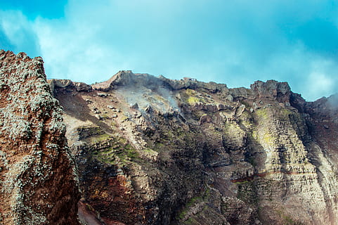 Vesuvio, klippe, himmel, rock-objekt, scenics - natur, sky - himmel, ikke-urbane scene, solid, skønhed i naturen, rock formation, bjerg, miljø, natur, rolig scene, ro, geologi, jord, landskab, fysisk geografi, dag, ingen mennesker, udendørs, eroderet, klima, tørt klima, formation, 5K, CC0, offentligt domæne, royaltyfrie
