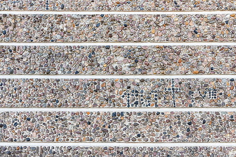 Betonkieselwand, Kieselstein, Polen, Breslau, Wand, Textur, draußen, Muster, Linie, Beton, die Architektur, Gebäude, Teppich, Wohnkultur, Gehweg, Bürgersteig, Pflaster, Pfad, Kopfsteinpflaster, Rock, horizontal, Vollbild, Hintergründe, Bahngleis, Spur, Schienenverkehr, keine Leute, Transport, Kies, Tag, Wiederholung, High Angle View, Metall, in einer Reihe, Nahansicht, große gruppe von gegenständen, Eisenbahnschwelle, Fülle, parallel, 5K, CC0, gemeinfrei, lizenzfrei