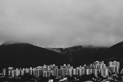 Brasil, florianópolis, edifici, arbre, negre, edificis, i, ennuvolat, blanc, naturalesa, exterior de l'edifici, arquitectura, estructura construïda, ciutat, muntanya, cel, paisatge urbà, barri residencial, cap gent, núvol - cel, a l'aire lliure, Serra, boira, exterior d’edifici d’oficines, gratacels, 4K, CC0, domini públic, lliure de regalies