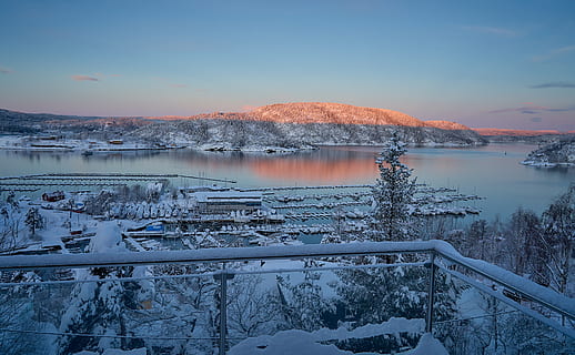 arbres coberts de neu, naturalesa, a l'aire lliure, neu, gel, muntanya, hivern, paisatge, noruega, drøbak, terra, aigua, temps, Serra, planta, arbre, fiord, sortida del sol, blau, rosa, temperatura de fred, llac, escena tranquil·la, tranquil·litat, escenics - natura, cel, bellesa a la natura, congelat, escena no urbana, cap gent, posta de sol, idíl·lic, muntanya nevada, 2K, CC0, domini públic, lliure de regalies