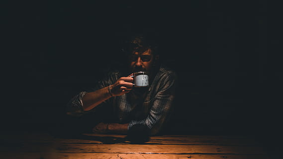 omul bea cafea, băutură, mancare si bautura, gustare, băut, o persoana, ceașcă, halbă, cafea - băutură, cană de cafea, în interior, tânăr adult, cafea, masa, adult, stiluri de viață, deținere, spațiu copie, Fundal negru, ședință, întuneric, bautura fierbinte, contemplare, faianță, băuturi nealcoolice, sticlă, 5K, CC0, domeniu public, fără drepturi de autor