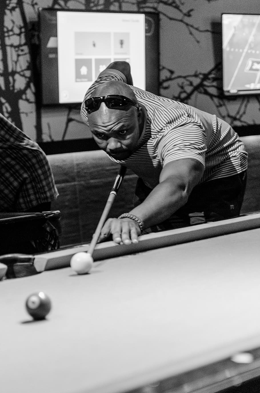 piscina, billar, focus, competició, esport, taula de billar, pilota de piscina, activitat d'oci, esport de piscina, pilota, una persona, flexió, persones reals, taula, jugant, adult jove, indicació de la piscina, homes, home jove, estils de vida, punteria, tres quarts de longitud, adult, sala de billar, 2K