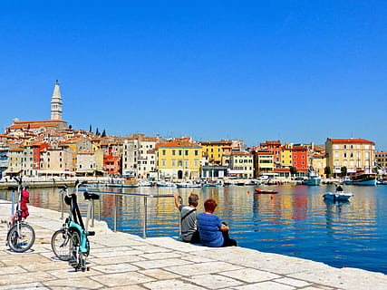 coppia, Bici, mare, vista, contemplare, silenzioso, ancora, Croazia, atmosfera, umore, acqua, riposo, rilassato, mirroring, blu, costa, vacanza, esterno dell'edificio, architettura, struttura costruita, mezzi di trasporto, cielo sereno, modo di trasporto, città, costruzione, cielo, natura, soleggiato, persone, giorno, destinazioni di viaggio, seduta, viaggio, quartiere residenziale, all'aperto, paesaggio urbano, 4K, CC0, dominio pubblico, privo di copyright