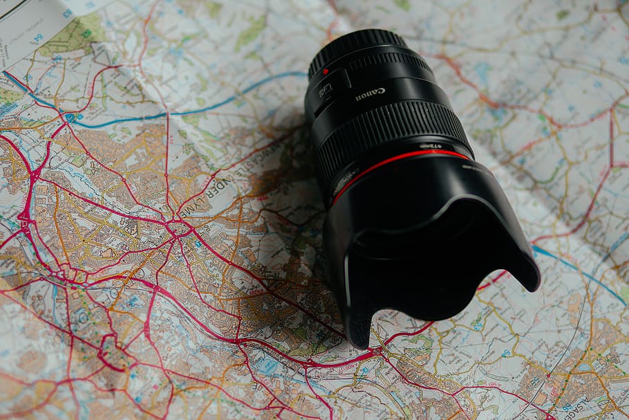 Linse, Karte, schwarze Farbe, keine Leute, drinnen, Nahansicht, High Angle View, Technologie, Erkundung, Richtung, Beratung, Planung, Weltkarte, Muster, Entdeckung, Stillleben, Fokus auf den Vordergrund, Reise, Ausrüstung, Abenteuer, Antiquität, 5K