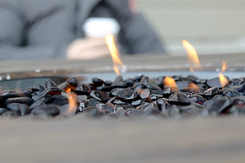 Feuerstelle, Kaffee trinken, draußen, Feuer, Feuerstelle im Freien, Verbrennung, Feuer - natürliches Phänomen, Flamme, Hitze - Temperatur, eine Person, glühend, Natur, selektiver Fokus, Holz, Log, Nahansicht, echte Menschen, Brennholz, Bewegung, Kamin, Tag, Umgebung, Holz - Material, Oberflächenniveau, 4K, CC0, gemeinfrei, lizenzfrei