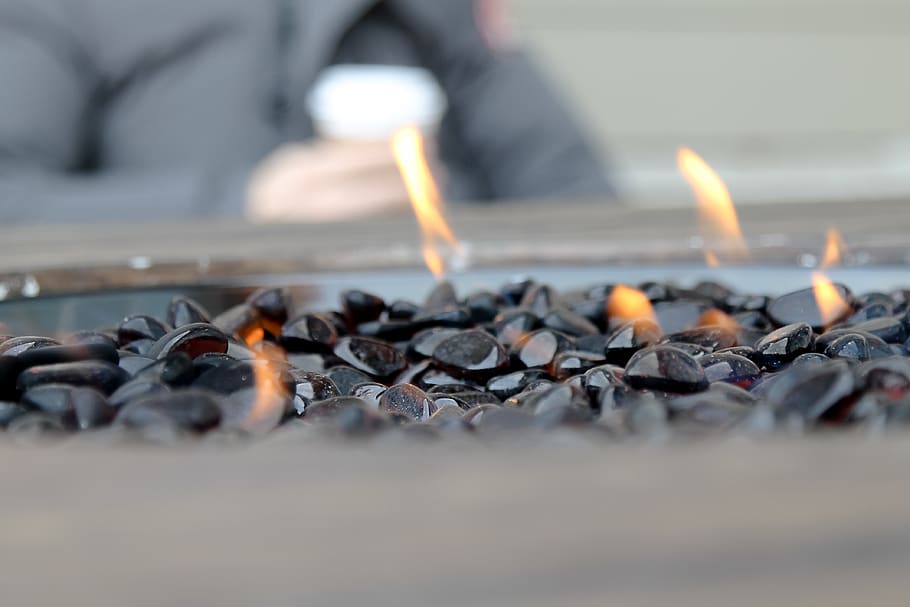 Feuerstelle, Kaffee trinken, draußen, Feuer, Feuerstelle im Freien, Verbrennung, Feuer - natürliches Phänomen, Flamme, Hitze - Temperatur, eine Person, glühend, Natur, selektiver Fokus, Holz, Log, Nahansicht, echte Menschen, Brennholz, Bewegung, Kamin, Tag, Umgebung, Holz - Material, Oberflächenniveau, 4K