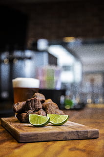 kogte mad, mad, Citron, brasilien, Sao Paulo, bold, sfære, flora, fremstille, plante, grapefrugt, frugt, citrus frugt, kød, grill, øl, bar, restaurant, cafe, pub, mad og drikke, bord, friskhed, indendørs, sund kost, fokus på forgrunden, stilleben, ingen mennesker, træ - materiale, velvære, skærebræt, selektiv fokusering, skive, drikke, forfriskning, beholder, glas, bakke, snack, 5K, CC0, offentligt domæne, royaltyfrie