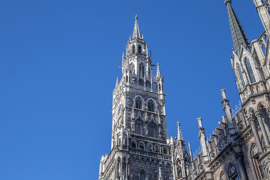 edifici de formigó gris, torre, arquitectura, edifici, campanar, fletxa, Església, catedral, centre de la ciutat, ciutat, urbà, Torre del Rellotge, metròpolis, cúpula, monument, vianants, temple, santuari, adoració, exterior de l'edifici, estructura construïda, vista d’angle baix, cel, cel clar, blau, cap gent, naturalesa, destinacions de viatge, el passat, dia, història, llum solar, lloc de culte, viatjar, a l'aire lliure, gratacels, estil gòtic, apartament, 4K