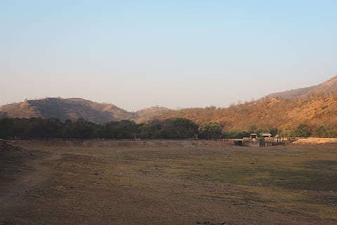indien, Pushkar, bjerg, tom, landdistrikterne, natur, jord, hjem, landskab, himmel, miljø, scenics - natur, rolig scene, ro, plante, skønhed i naturen, skyfri himmel, kopiere plads, Mark, træ, ingen mennesker, ikke-urbane scene, dag, græs, udendørs, 5K, CC0, offentligt domæne, royaltyfrie
