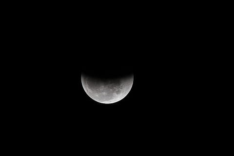 fotografie měsíce, měsíc, nebe, temný, noc, večer, zatmění, půlměsíc, krajina, Příroda, venku, cestovat, tapeta na zeď, Pozadí, astronomie, povrch měsíce, planetární měsíc, prostor, úplněk, Černá barva, měsíční svit, planeta - prostor, kráter meteoritu, astronomie dalekohled, modrý, hvězda - prostor, koule, Věda, zatmění Měsíce, černé pozadí, nikdo, světlo - přírodní jev, 5K, CC0, veřejná doména, bez autorských práv