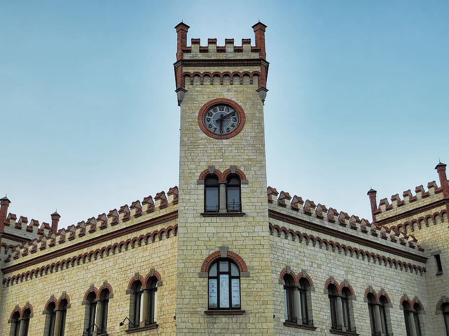 castillo, torre, reloj, arquitectura, edificio, antiguo, historia, histórico, Europa, turismo, la ventana, excursión, Republica checa, Blansko, desagradable, ciudad, monumentos, Monumento, cultura, fachada, ventana, estructura construida, exterior del edificio, cielo, vista de ángulo bajo, cielo limpio, arco, el pasado, religión, día, nadie, hora, creencia, lugar de adoración, naturaleza, espiritualidad, 4K