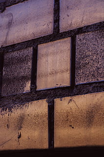 struttura, pendenza, luce, colorato, parete, mattone, muro di mattoni, VSCO, sole, luce del sole, graffiti, sfondo, nessuno, architettura, struttura costruita, caratteristica della parete, fotogramma intero, giorno, sfondi, avvicinamento, strutturato, all'aperto, esterno dell'edificio, modello, vecchio, Inquadratura dal basso, natura, intemperie, declino, 5K, CC0, dominio pubblico, privo di copyright