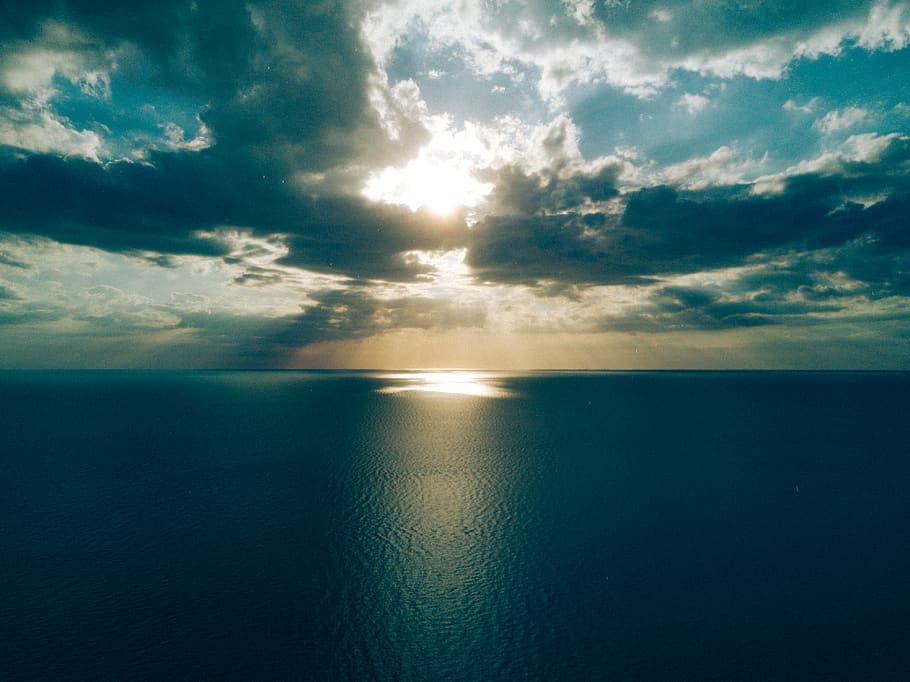oceà, núvols crepusculars, platja, calma, núvols, ennuvolat, paisatge, fotografia de natura, pacífica, tranquil, reflexió, mar, paisatge marí, serenitat, cel, estiu, sol, sortida del sol, posta de sol, aigua, horitzó, horitzó sobre l’aigua, núvol - cel, bellesa a la natura, tranquil·litat, escenics - natura, escena tranquil·la, medi ambient, naturalesa, idíl·lic, cloudscape, por, llum solar, cap gent, a l'aire lliure, 4K