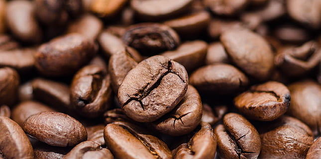 grans de cafè, menjar i beguda, menjar, gra de cafè torrat, marró, frescor, cafè, cafè - beguda, primer pla, gran grup d'objectes, marc complet, natura morta, a l'interior, perfumat, torrat, cap gent, Munt, beure, fons, enfocament selectiu, abundància, cafeïna, fosc, 2K, CC0, domini públic, lliure de regalies