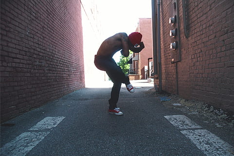 dans, danser, udtrykke, ekspression, legeme, mursten, person, bodypoet, bevægelse, gyde, gade, gadedans, dans er livet, uden for, positur, Krump, krumper, livsstil, fuld længde, arkitektur, rigtige mennesker, en person, bygget struktur, sport, by, dag, fritidsaktivitet, murstens væg, sund livsstil, velvære, væg, herrer, sportstøj, bygning udvendig, vitalitet, murbygningsfunktion, indsats, kropsbevidst, fysisk aktivitet, 2K, CC0, offentligt domæne, royaltyfrie
