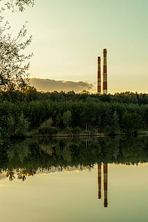 xemeneia, estany, bosc, planta, cel, arbre, naturalesa, estructura construïda, cap gent, arquitectura, llac, exterior de l'edifici, aigua, fàbrica, davant del mar, dia, indústria, reflexió, a l'aire lliure, creixement, pila de fums, bellesa a la natura, 5K, CC0, domini públic, lliure de regalies