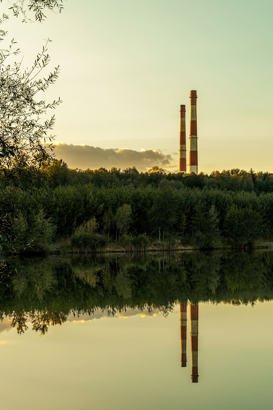 xemeneia, estany, bosc, planta, cel, arbre, naturalesa, estructura construïda, cap gent, arquitectura, llac, exterior de l'edifici, aigua, fàbrica, davant del mar, dia, indústria, reflexió, a l'aire lliure, creixement, pila de fums, bellesa a la natura, 5K