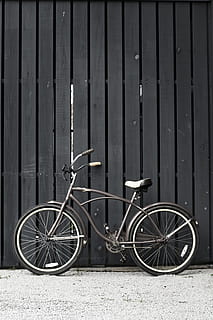 sepeda hipster, diparkir, melawan, dinding, angkutan, kendaraan darat, sepeda, moda transportasi, perlengkapan sekolah, hari, fitur dinding - bangunan, tidak ada orang, Arsitektur, di luar rumah, logam, eksterior bangunan, kota, roda, parkir, struktur yang dibangun, bahan kayu, trotoar, condong, besi, bergelombang, 4K, CC0, domain publik, bebas royalti