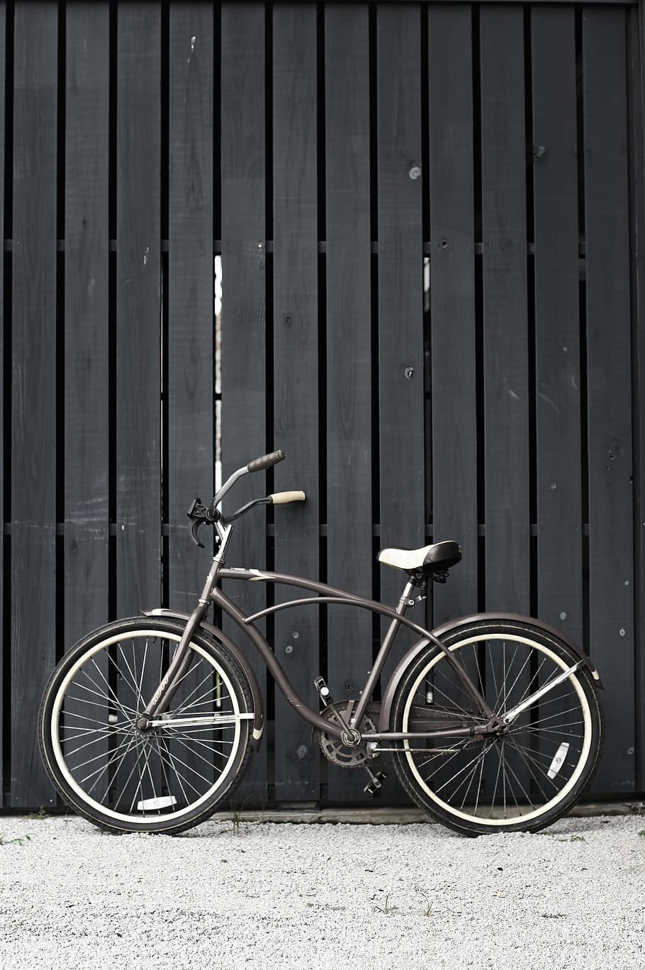 bicicleta hipster, aparcat, contra, paret, transport, vehicle terrestre, bicicleta, manera de transport, estacionari, dia, funció de construcció de parets, cap gent, arquitectura, a l'aire lliure, metall, exterior de l'edifici, ciutat, roda, aparcament, estructura construïda, material de fusta, sendera, inclinat, ferro, corrugat, 4K