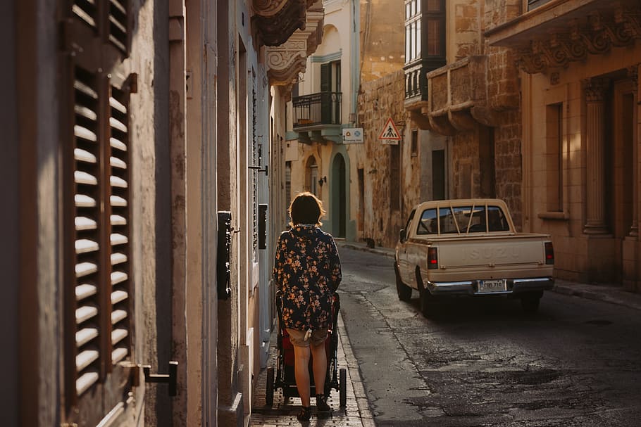 dona, blau, blanc, floral, superior, pare, cotxet, posta de sol, a l'aire lliure, carrer, malta, cotxe, victorium, ciutat, europa, viatjar, caminar, antic, recollida, carretera, mare, vista del carrer, maternitat, homes, gent, escena urbana, vida de ciutat, arquitectura, adult, exterior de l'edifici, dia, carrer de la ciutat, casa, estils de vida, dones, estructura construïda, cultures, transport, una persona, mode de transport, turista, turisme, paisatge urbà, mascles, destinacions de viatge, estiu, bicicleta, adult jove, vell, llum solar, 5K