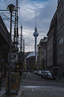 humà, persona, carretera, intersecció, asfalt, cotxe, transport, automòbil, vehicle, Camí, pal d’utilitat, manera, arquitectura, torre, edifici, campanar, fletxa, urbà, bicicleta, exterior de l'edifici, estructura construïda, ciutat, carrer, comunicació, núvol - cel, cel, manera de transport, destinacions de viatge, tecnologia, viatjar, naturalesa, alta - alta, cap gent, a l'aire lliure, electricitat, comunicacions globals, Font d'alimentació, 5K, CC0, domini públic, lliure de regalies
