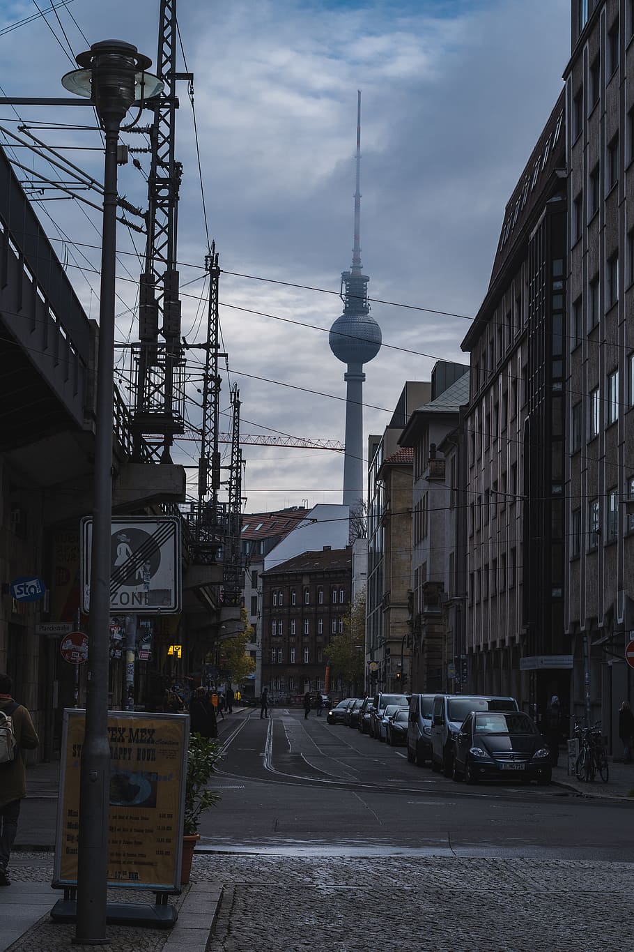 humà, persona, carretera, intersecció, asfalt, cotxe, transport, automòbil, vehicle, Camí, pal d’utilitat, manera, arquitectura, torre, edifici, campanar, fletxa, urbà, bicicleta, exterior de l'edifici, estructura construïda, ciutat, carrer, comunicació, núvol - cel, cel, manera de transport, destinacions de viatge, tecnologia, viatjar, naturalesa, alta - alta, cap gent, a l'aire lliure, electricitat, comunicacions globals, Font d'alimentació, 5K