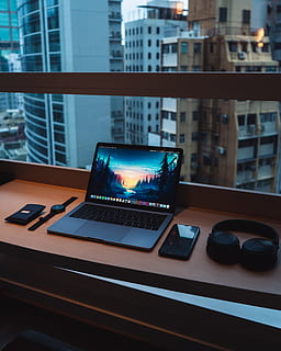 Macbook Pro, ordinateur, la fenêtre, bâtiment, verre, technologie, La technologie, écouteurs, téléphone intelligent, numérique, espace de travail, regarder dehors, ville, en plein air, esthétique, minimalisme, travailler dur, table, poste de travail, affaires, Bureau, moniteur d'ordinateur, portable, clavier d'ordinateur, l'Internet, pc, moderne, travail, équipement, à l'intérieur, ordinateur de bureau, personne, lieu de travail, souris d'ordinateur, Les données, Occupation, la communication, 4K, CC0, domaine public, libre de droits