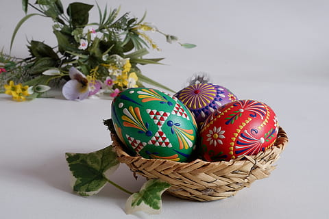 oua de Paste, ou de Paște, Paste Fericit, pictura în ouă de Paște, primăvară, colorate ouă de Paști, sorbian ouă de Paște, tehnologie bossi, ou, decor de Paști, coş, Paști, în interior, vacanţă, studio shot, natură moartă, recipient, multi colorate, mancare si bautura, alimente, model, celebrare, decor, nici o persoana, artă și sculptură, a închide, model floral, bogat ornamentat, 4K, CC0, domeniu public, fără drepturi de autor