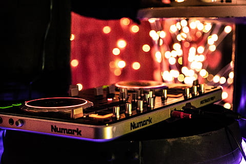 dj, elektronik, CD çalar, amplifikatör, müzik seti, kaset çalar, gece hayatı, kulaklık, tatlı, kek, krem, Gıda, likör, heykelcik, kulüp, böcek, hayvan, aydınlatılmış, insansız, gece, içeriye, müzik, kapatmak, teknoloji, Metin, iletişim, batı yazısı, ses kayıt cihazları, ön plana odaklanmak, seçici odak, müzikal ekipman, sanat kültürü ve eğlence, ses ekipmanı, kontrol, müzik aleti, ulaşım modu, evre, 5K, CC0, kamu malı, telif ücretsiz
