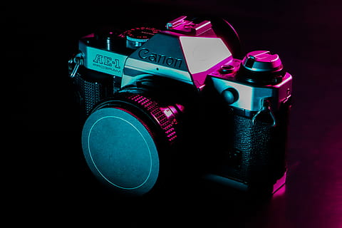 kamera, elektronikk, digitalkamera, ae 1, filmkamera, gammel, retro kamera, vintage kamera, canon, videokamera, Linsedeksel, stropp, stereo, kamera linse, elektrisk enhet, stikkontakt, blomst, anlegg, blomstre, Gladiolus, studio skudd, nærbilde, innendørs, ingen folk, teknologi, stilleben, fotografering temaer, svart bakgrunn, kamera - fotografisk utstyr, retro stylet, multi farget, blå, variasjon, to gjenstander, farget bakgrunn, kreativitet, objektiv - optisk instrument, kopiere plass, skjære ut, slr kamera, 5K, CC0, offentlig domene, opphavsrett gratis