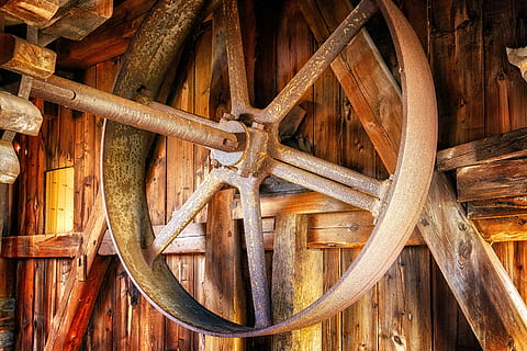molí, roda, al seu torn, mòlta, müller, històricament, nostàlgia, edifici, tecnologia, fusta, construcció, molí de vent, òxid, material de fusta, cap gent, marró, metall, marc complet, vell, dia, primer pla, a l'aire lliure, forma, transport, equipament, rovellat, fons, forma geomètrica, roda d’aigua, patró, cercle, roda de vagó, 5K, CC0, domini públic, lliure de regalies