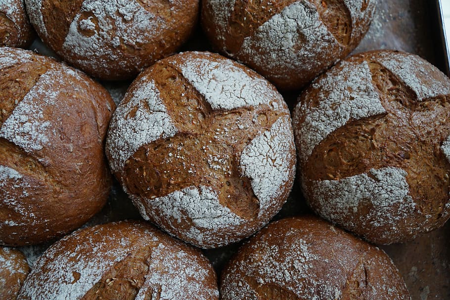 Brot, Backwaren, Frühstück, Essen und Trinken, Frische, Lebensmittel, Vollbild, gebacken, Hintergründe, große gruppe von gegenständen, keine Leute, drinnen, Nahansicht, Stillleben, braun, Geschäft, Wohlbefinden, Fülle, fertig für den Verzehr, ein Leib Brot, gesundes Essen, Genuss, französisches Essen, Versuchung, Tablett, Vollkornbrot, 5K