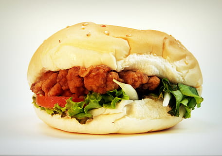 Burger, fundal, pâine, chiflă, pui, clasic, a închide, colorat, delicios, fast food, alimente, salată verde, macro, masă, carne, sandwich, seminte de susan, gustos, roșie, vegetal, mancare si bautura, mâncări nesănătoase, gata să mănânce, în interior, hamburger, prospeţime, fundal alb, studio shot, gustare, indulgenţă, cheeseburger, fast food restaurant, scoate hrana, ispită, 2K, CC0, domeniu public, fără drepturi de autor
