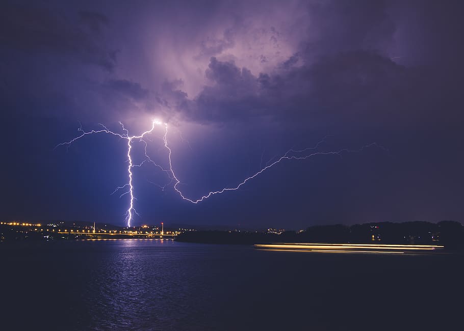 lyn over byen, lyn, storm, nat, magt i naturen, sky - himmel, himmel, tordenvejr, vand, skønhed i naturen, strøm, belyst, natur, storm sky, dramatisk himmel, forked lightning, ingen mennesker, afspejling, arkitektur, lilla, udendørs, bybilledet, Bugt, ildevarslende, 4K