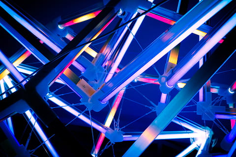 veelkleurige frames, verlichting, behuizing, gebouw, stedelijk, stad-, stad, blauw, achtergronden, ontwerp, verlicht, geen mensen, abstract, patroon, verbinding, vorm, multi gekleurd, beweging, binnenshuis, futuristische, detailopname, technologie, studio opname, licht - natuurverschijnsel, verlichtingsapparatuur, nacht, internet, wereldwijde communicatie, 5K, CC0, publiek domein, royaltyvrij