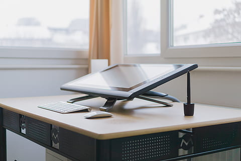 computer, tastatur, elektronik, moderne, teknologi, forretning, kontor, arbejde, skrivebord, bord, uddannelse, stol, vindue, glas, indendørs, ingen mennesker, dag, stilleben, bærbar, trådløs teknologi, fravær, møbel, fokus på forgrunden, glas - materiale, hjem interiør, forbindelse, sæde, 5K, CC0, offentligt domæne, royaltyfrie