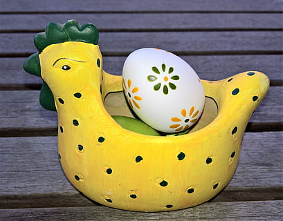 Ostern, Ostern Huhn, Keramikfiguren, lustig, Gelbgrün, Ostereier, Weiß, gemalt, farbig, Ostertradition, Tierdarstellung, Darstellung, Gelb, Holz - Material, keine Leute, Ei, Nahansicht, Kunst und Handwerk, Tabelle, Osterei, Lebensmittel, Feier, Spielzeug, Stillleben, Kreativität, Urlaub, Spaß, Tier, 2K, CC0, gemeinfrei, lizenzfrei