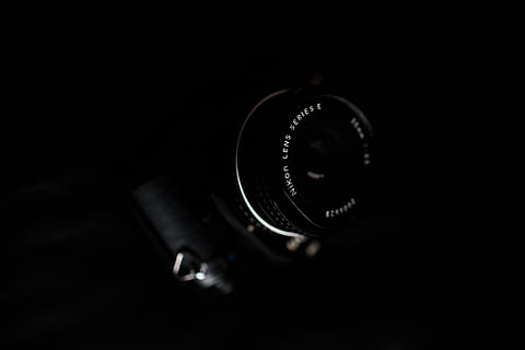 Kamera, Elektronik, Kameraobjektiv, Linse, Nikon, Digitalkamera, Videokamera, Objektivkappe, Möbel, Bildschirm, Feuer Bildschirm, Fotograf, Finger, Silhouette, gesprochen, Leichtmetallfelge, Maschine, Rad, Adapter, Webcam, drinnen, Studioaufnahme, Nahansicht, schwarzer Hintergrund, Nummer, Objektiv - optisches Instrument, Fotografie-Themen, keine Leute, Kamera - Fotoausrüstung, Technologie, einzelnes Objekt, selektiver Fokus, kopieren sie platz, dunkel, Retro-Stil, Steuerung, Fokus auf den Vordergrund, Linse - Auge, Aktivität, 5K, CC0, gemeinfrei, lizenzfrei