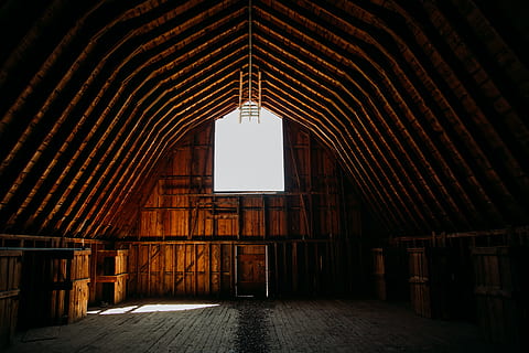fienile in legno marrone, costruzione, finestra, rustico, cabina, fienile, agricoltura, interno, legna, luce, buio, architettura, Marrone, bianca, in casa, vuoto, nessuno, struttura costruita, corridoio, caratteristica della parete, legno - materiale, vecchio, all'interno di, luce - fenomeno naturale, sfondi, 5K, CC0, dominio pubblico, privo di copyright